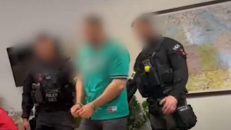 Letartóztattak egy rendőrt, mert titkos információkat osztott meg a barátaival, és ezzel súlyosan megsértette a szolgálati titoktartást. Az ügyészség szerint az általa megosztott adatok potenciálisan veszélyeztethetik a nyomozásokat és a közbiztonságot. A
