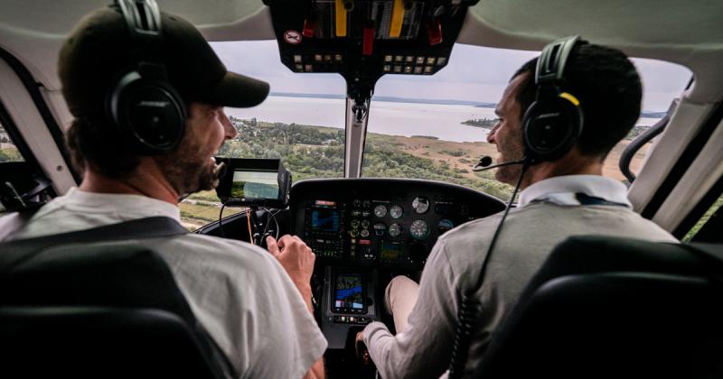 Fedezd fel a kulisszák mögött zajló izgalmakat: így telik egy nap egy bringaversenyt közvetítő helikopter számára!