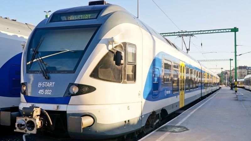 Nyári vágányzár a Balaton környékén és a Dunántúl főbb vasúti vonalain – ez a nyári időszak fénypontja a közlekedés világában. A forgalmi változások és a menetrendi módosítások új kihívások elé állítják az utazókat, akik a tóparti élményekre és a gyönyörű