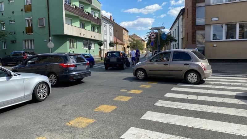 Szombathelyen egy autó kereke váratlanul betett az útnak, miközben a sofőr óriási fékezésbe kezdett. A helyszínen készült fotók jól mutatják a szituáció drámaiságát.