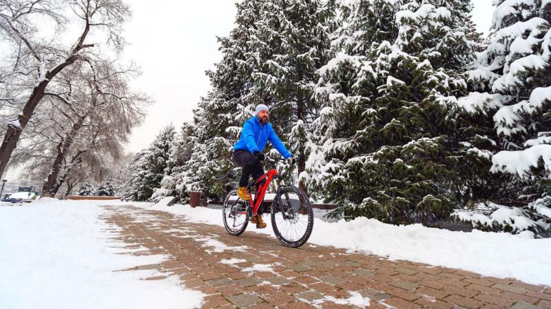 **Biciklis Túlélőkészlet: Hasznos Tippek az Őszi és Téli Tekeréshez**

Ahogy az évszakok váltakoznak, a kerékpárosok számára elengedhetetlen, hogy felkészüljenek a kihívásokra, amit az őszi és téli hónapok hoznak. Íme néhány kreatív és hasznos tipp, hogy 