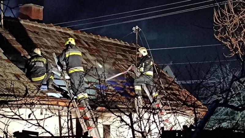 Sajnos tragikus baleset történt Bács-Kiskunban, ahol hét ember életét vesztette egy háztűzben. Az áldozatok között egy fiatal fiú is volt, aki szörnyű körülmények között hunyt el. A helyszínen készült fotók és videók rávilágítanak a tűzeset súlyosságára é