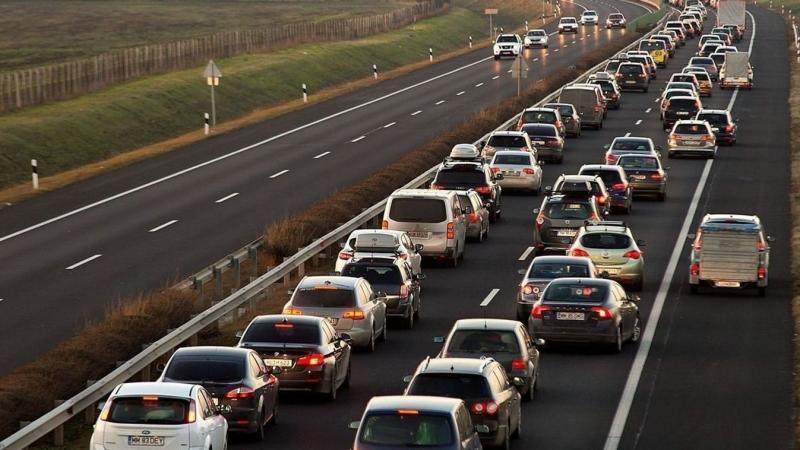 Jelenleg jelentős forgalmi akadály nehezíti az M3-as autópályán való közlekedést, ahol kilométeres torlódás alakult ki.