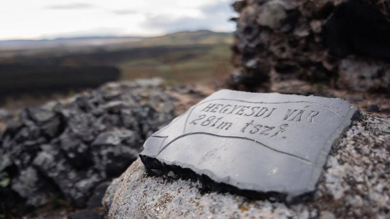 Fedezd fel a hegyesdi vár csodáit – a Balaton-felvidék titkos gyöngyszeme!

A Balaton-felvidék egy olyan varázslatos hely, ahol a természet és a történelem találkozik. Ez a túra elvisz téged a hegyesdi várhoz, egy elbűvölő romhoz, amely a környék rejtett 