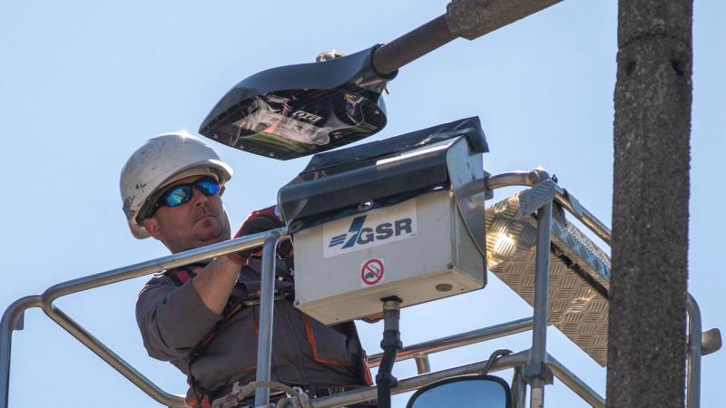 A városközpont sötétjében lépegetnek, a lámpák fényei helyett a csillagok halvány fénye irányítja lépteiket, miközben a lámpacserét sürgető kiáltások zaja tölti be az éjszakát.