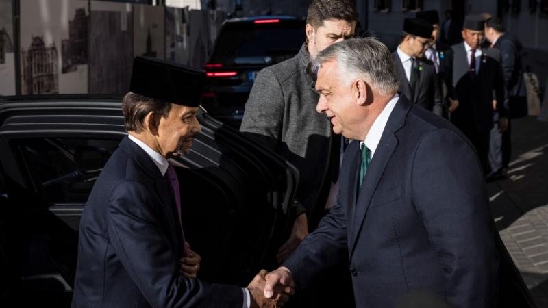 Orbán Viktor hivatalában vendégül látta Hászán Bolkiáh szultánt, Brunei királyság vezetőjét.