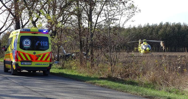 Az éjszaka sötétjében kamionok ütköztek össze az M5-ös autópályán, a motorok zúgása és fékek csikorgása töltötte be a levegőt.