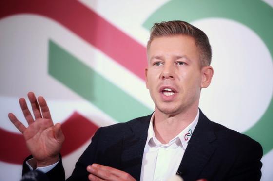 Magyar Péter: Orbán és Nagy Márton távozása elkerülhetetlen

A politikai tájképen egyre élesebben körvonalazódik az a szükségszerűség, hogy Orbán Viktor és Nagy Márton távozására van szükség. A közéleti diskurzusban egyre többen hangsúlyozzák, hogy a jele