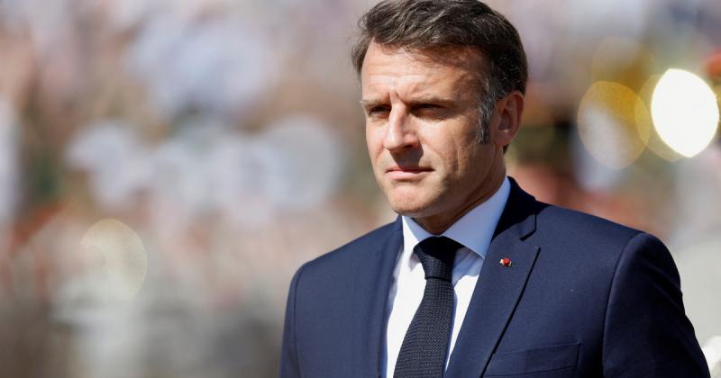 Már a pápaválasztás előestéjén feszültség tapintható, hiszen a francia elnököt beavatkozással vádolják, ami fokozza a feszültséget a színfalak mögött.