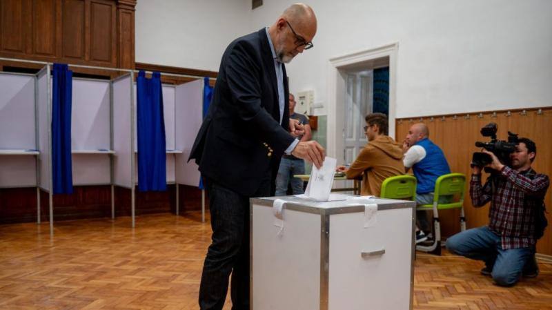 Román elnökválasztás: Kelemen Hunor is részt vett a szavazáson | 24.hu