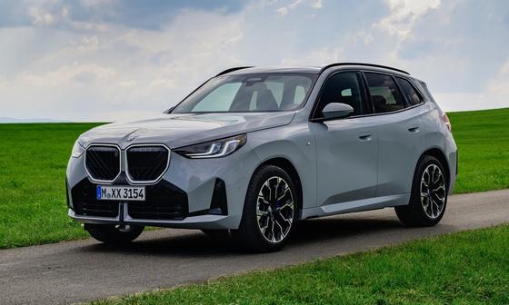 Magyarországon most debütál a legújabb 6 hengeres dízel BMW, amely a prémium autók között kiemelkedő teljesítményével és eleganciájával vonzza a figyelmet. Az új modell a modern technológia és a kifinomult dizájn tökéletes egyesítése, amely nemcsak a veze