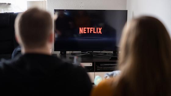 Újdonság a Netflix világában: a platform mostantól lehetővé teszi, hogy minden néző egyedi előzetest kapjon ugyanahhoz a filmhez vagy sorozathoz. Mindenki saját ízlése és preferenciái szerint élvezheti a tartalmakat, így az élmény még személyre szabottabb
