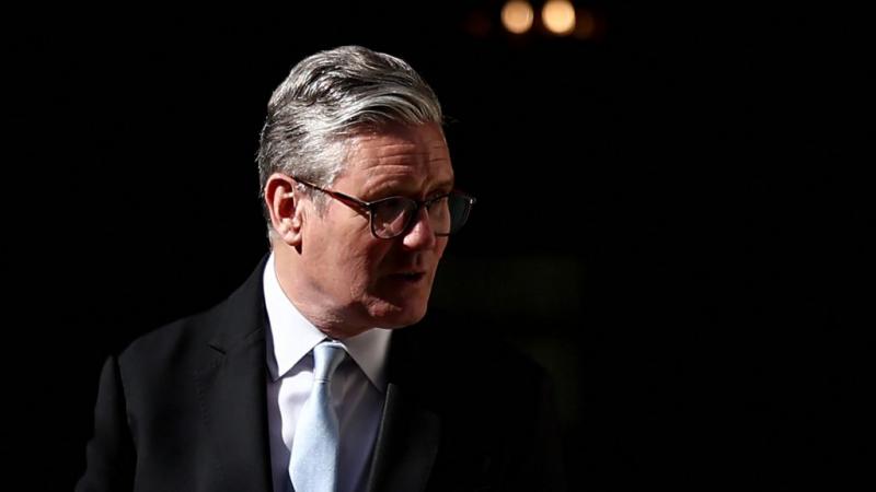 Furcsa tűzeset miatt indítottak nyomozást a brit miniszterelnök rezidenciáján. A hatóságok alaposan átvizsgálják a környéket, hogy kiderítsék, mi állhat a háttérben.
