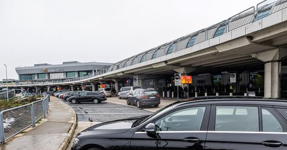 A ferihegyi repülőtér parkolási szabályaihoz történt változtatás következtében drasztikusan csökkentették a pár perces ingyenes parkolás lehetőségét, ami teljes felfordulást okozott a környéken. Az utasok és sofőrök zűrzavara hamarosan érezhetővé vált, ah