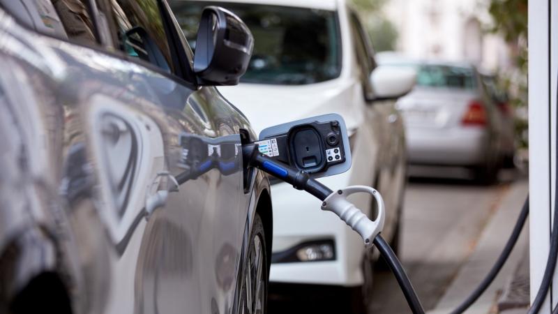 Melyik indítja el a változást: az elektromos autók forradalma vagy a közösségi közlekedés újraformálása?