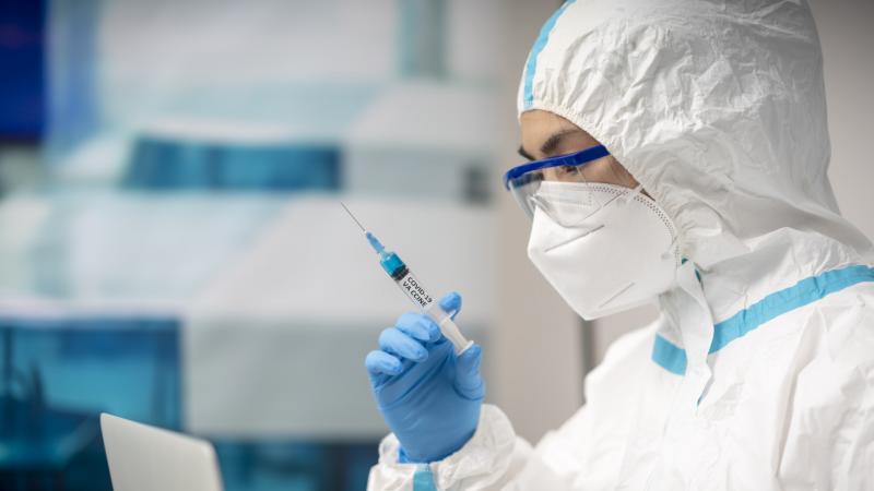 Már folyamatban van a forradalmi szupervakcina tesztelése – vajon elérkezett végre az idő, amikor búcsút mondhatunk a koronavírus és az influenza rémuralmának?