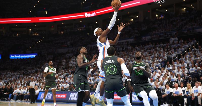 Az NBA főcsoportdöntője az alapszakaszgyőztes triumfálásával vette kezdetét.