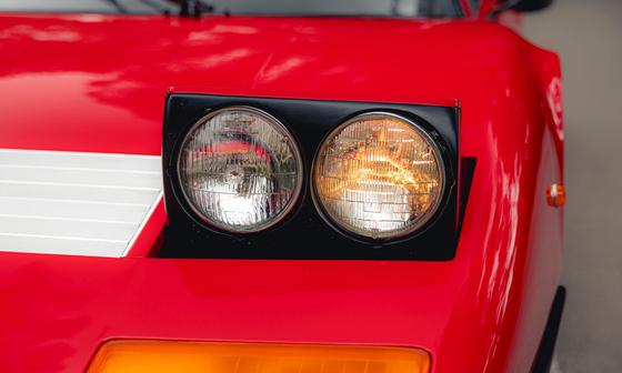 Ez a 44 éves, már jól bejáratott Ferrari igazi bukólámpás olasz időgép, amely a klasszikus dizájn és a modern technológia varázslatos ötvözete.