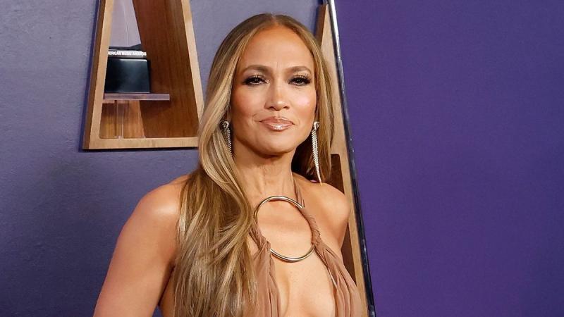 Jennifer Lopez vörös szőnyeges megjelenése ezúttal mindenkit meglepett: a híresség egy merész és extravagáns ruhában lépett a fények elé, amely felvetette a kérdést, vajon viselt-e bugyit. A látványos outfittel sokak figyelmét magára vonva, Lopez ismét me