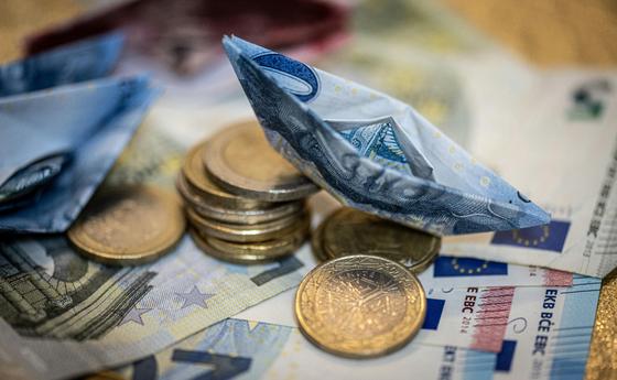 Eger költségvetése egyre súlyosabb problémákkal küzd, és az önkormányzat arra kényszerül, hogy az önkormányzati vagyon értékesítésével próbáljon pénzügyi forráshoz jutni. Az elárverezésre kerülő ingatlanok és eszközök sorsa komoly aggodalmakat vet fel a v