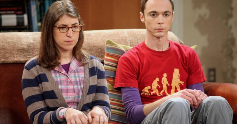 Az Agymenők Amy karaktere, Mayim Bialik, az évek során jelentős átalakuláson ment keresztül. Ma már őszülő hajjal büszkélkedik, ami különleges karaktert kölcsönöz neki. Az új frizura nemcsak a külső megjelenését formálja, hanem egyfajta érettséget és bölc