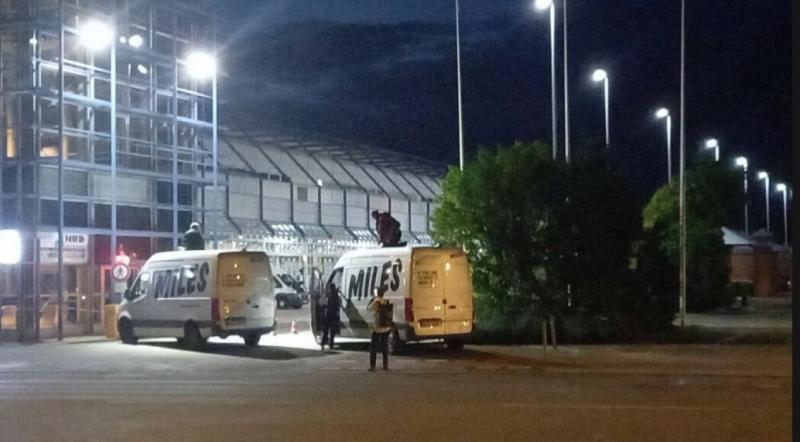 Klímaaktivisták megpróbálták lezárni az Axel Springer nyomdáját, azonban az események váratlan fordulatot vettek, mivel az egyik demonstrálót villanyvágó segítségével kellett eltávolítani.
