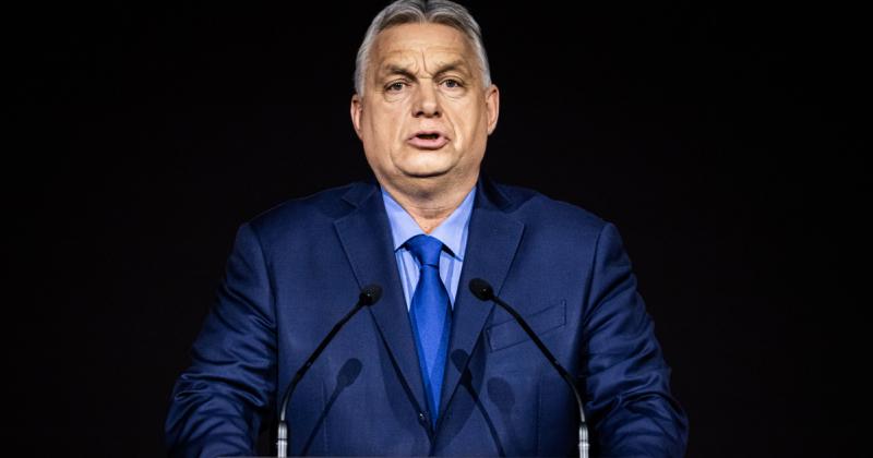 Orbán Viktor Franciaországba látogat, hogy részt vegyen a győzelmi ünnepségen, ahol beszédet tart.
