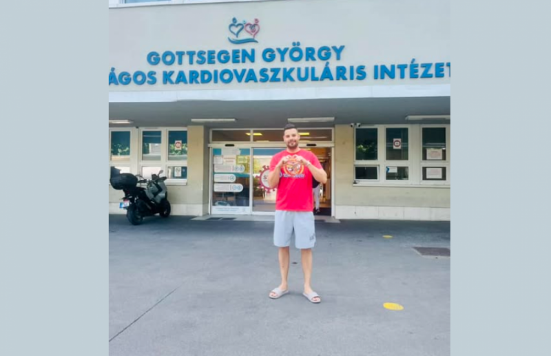 Kiss Ádám humorista, miután sikeresen elhagyta az intenzív osztályt, úgy döntött, hogy kifejezi háláját egy különleges felajánlással: egy légkondicionálót ajánlott fel.
