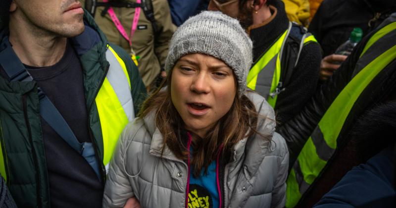 Izrael elutasította Greta Thunberg klímavédelmi aktivista belépését az országba, ami felkeltette a figyelmet a globális klímaváltozás elleni harcban való részvételéről. Az esemény újabb vitákat generált a környezetvédelmi aktivizmus határokon átívelő term