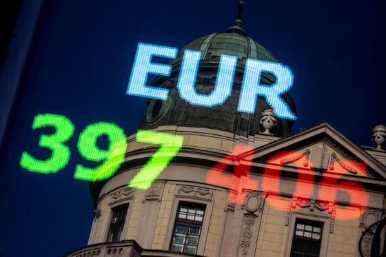 Az euró árfolyama 400 forint alá süllyedt.