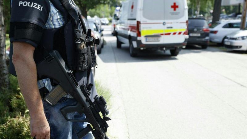 A TV2 egy érdekes helyzetbe került, amikor egy mém hatására bemutatták az amerikai komikust, aki éppen Grazban, egy lövöldözés helyszínén tűnt fel. Az eset rávilágít arra, hogyan terjednek a félreértések és a hírek a közösségi médiában.