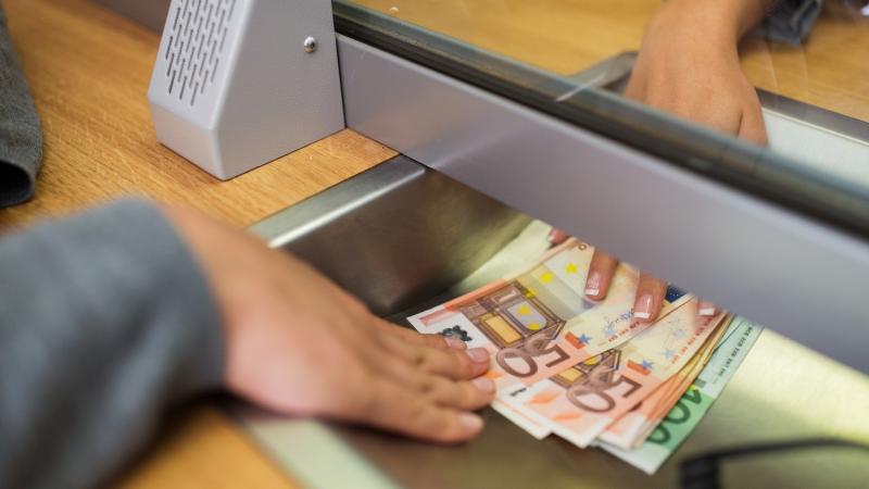 A háború sötét árnyéka borul a forintra, miközben az euró 400-as határa egyre távolabbra kerül.