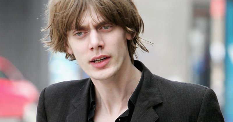 Elhunyt Patrick Walden, a Babyshambles gitárosa, aki mindössze 46 évet élt. A zenész távozása mély űrt hagyott a zenei világban, hiszen stílusával és tehetségével sokakat inspirált.