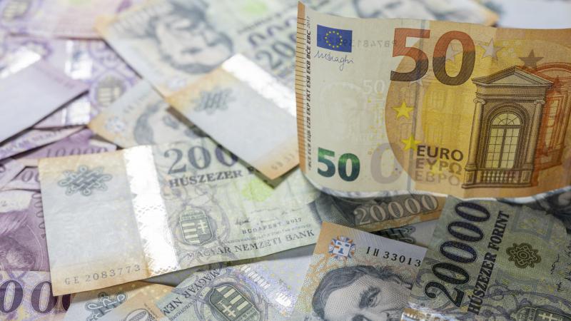 A dollár történelmi mélypontra süllyedt, míg a forint meglepően erős teljesítményt mutat.