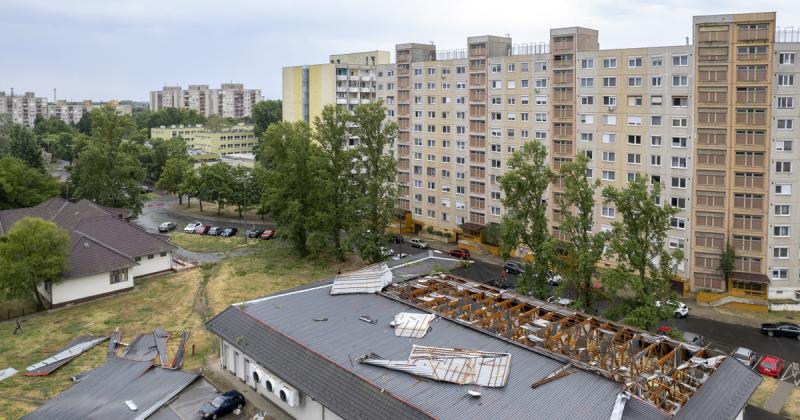 A vihar szele végigsöpört az országon, és hatalmas pusztítást végzett, miközben az internetet elárasztották a rombolásról készült felvételek.