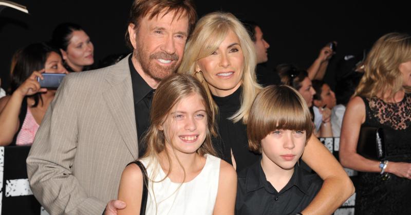 Chuck Norris 23 éves ikreivel és gyönyörű feleségével együtt látható egy új, friss fotón, amely bemutatja a sztár családjának boldog pillanatait. Az ikonikus harcművész és színész mosolygós arccal pózol, miközben ikrei és felesége mellett áll, így megörök