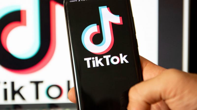 Nem volt hajlandó megszüntetni a TikTok-fiókját, ezért az apja tragikus lépésre szánta el magát, és lelőtte őt.