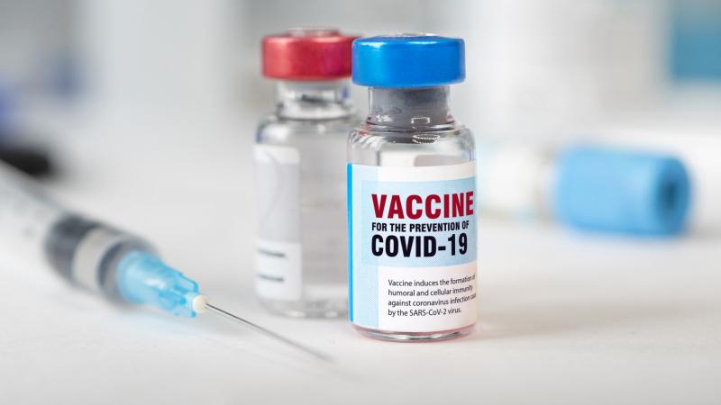 Felfedeztek egy új mellékhatást a Pfizer által kifejlesztett vakcinával kapcsolatban.