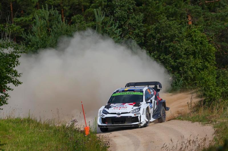 Solberg folytatja a harcot, és tartja a lépést Tänakkal és Neuville-lel, miközben továbbra is az élen áll Észtországban.