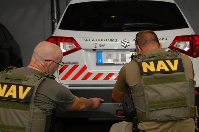 A NAV nyomozói megdöbbenve álltak, amikor egy váratlan vendég lépett be az életükbe egy zebránál, ráadásul hátulról. Az esemény szürreális volt, és nehezen tudták elhinni, hogy ki is az a személy, aki ilyen váratlanul felbukkant a nyomozás közepén.