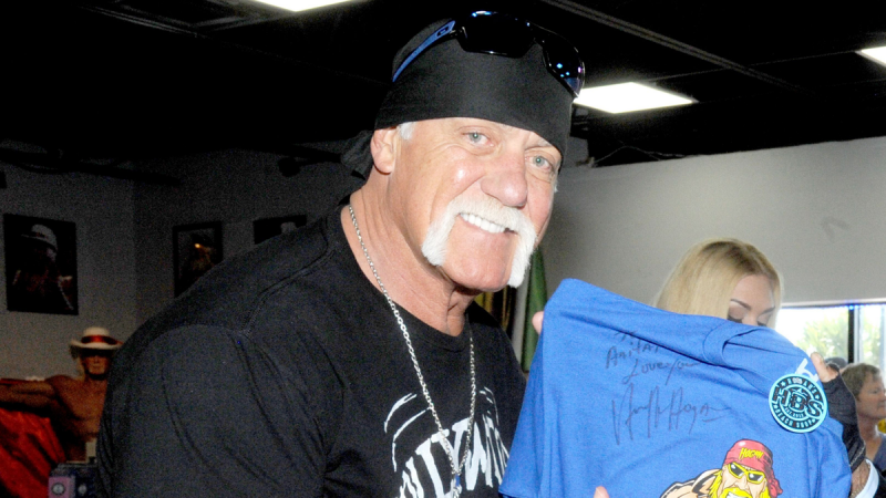 Szívfacsaró búcsút intett Hulk Hogan a legjobb barátjából lett riválisának, akivel évtizedek hosszú során osztozott a sikereken és a küzdelmeken. Az érzelmek viharos tengerén hajózva, a barátság és az ellentét határvonalán egyensúlyozva, végül elérkezett 