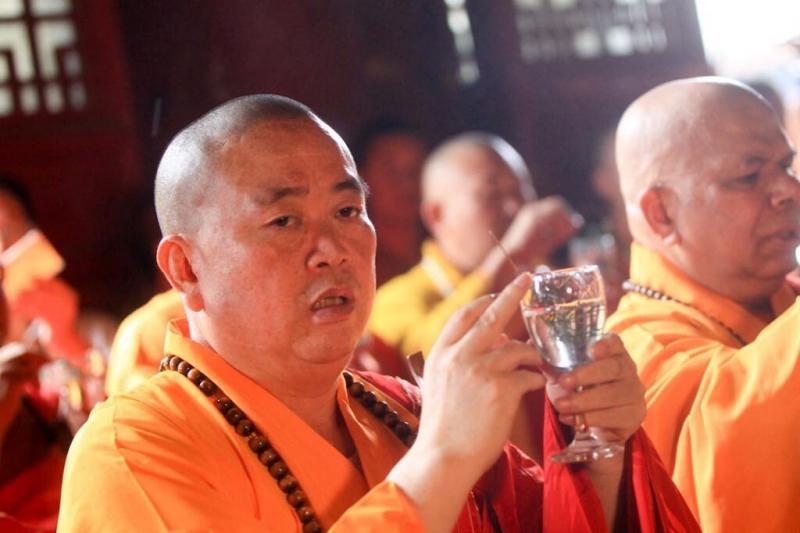A világhírű Shaolin templom vezetőjét sikkasztással és szexuális visszaélésekkel vádolják, ami komoly felháborodást keltett a közvéleményben. Az eset rávilágít a hagyományos keleti értékek és a modern kihívások közötti feszültségekre.