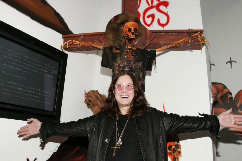 Birminghamben gyászmenet kíséri utolsó útjára Ozzy Osbourne-t, a rockzene igazi ikonikus alakját. Az esemény mély fájdalommal tölti el a rajongókat, akik tiszteletüket teszik a legendás művész előtt, akinek zenéje generációkat inspirált. Az utolsó búcsú s