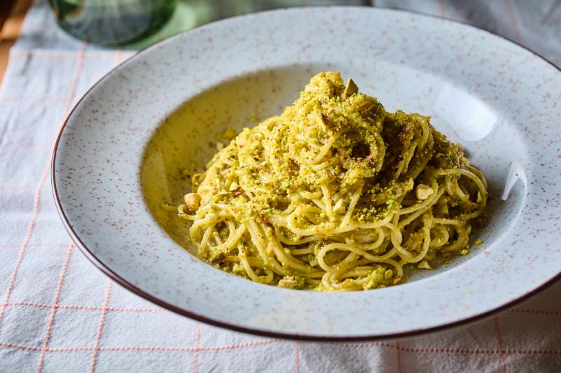 Hogyan készítsünk különleges pisztáciás spagettit

A pisztáciás spagetti egy igazán különleges és ízletes étel, amely a klasszikus tésztát egyedi ízvilággal gazdagítja. A pisztácia krémes, diós íze remekül harmonizál a tészta textúrájával, így egy olyan f