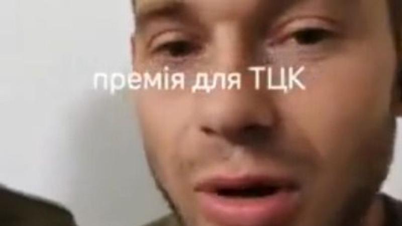 Egy rémisztő videóban egy ukrán férfi felfedte, hogy mennyit kap a civilek kényszersorozásáért.