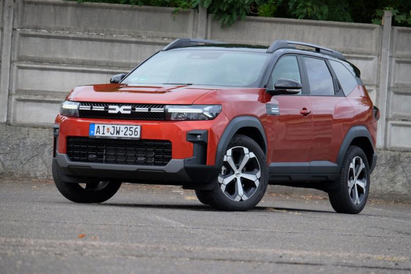 A Dacia legújabb hibrid modellje szinte alig igényel üzemanyagot, így a környezetbarát közlekedés élményét kínálja.