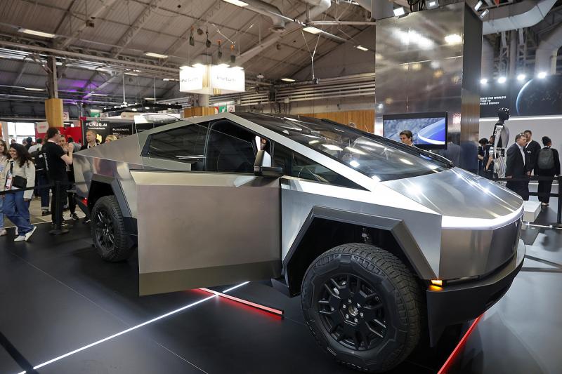 Az amerikai légierő érdeklődik a Tesla Cybertruckok iránt, és ezeket a futurisztikus járműveket a legújabb technológiákkal szeretnék felvértezni. Képzeld el, ahogy a Cybertruckok a modern csatatérre érkeznek, ahol a hagyományos fegyverekkel szemben innova