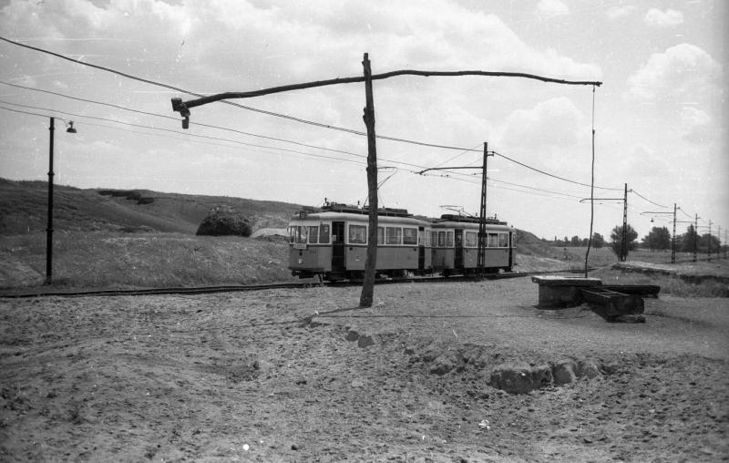 A villamos és a gémeskút találkozása a tervezőasztalon egy különös és izgalmas ötlet szüleménye. Képzeld el, ahogy a modern városi közlekedés és a hagyományos vidéki élet szimbólumai összefonódnak. A villamos, amely a város pulzáló szívét képviseli, talál