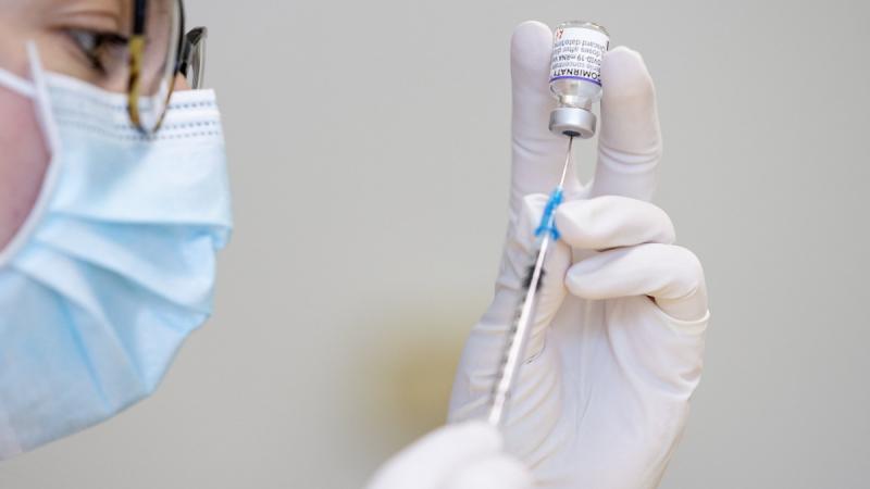 A Pfizer Covid-vakcináját egy bizonyos korosztály számára esetlegesen betilthatják.
