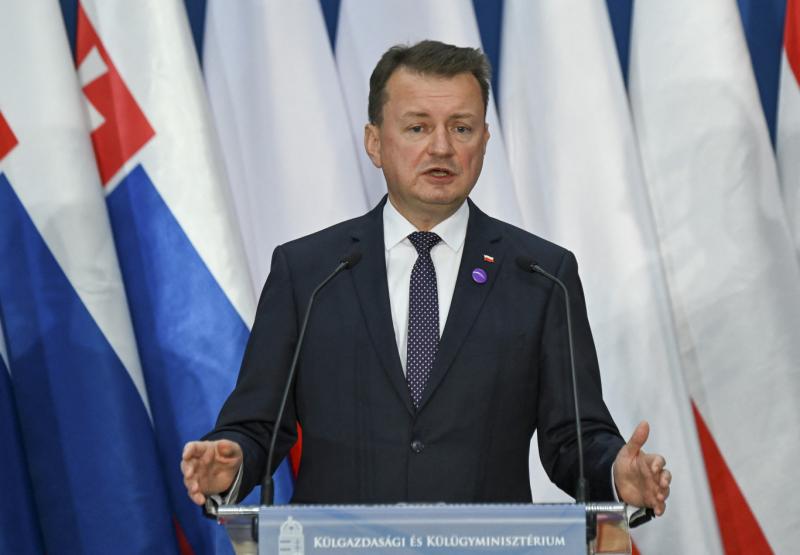 Vádat emeltek a PiS frakcióvezetője ellen, miután védelmi miniszterként bizalmas katonai terveket hozott nyilvánosságra.